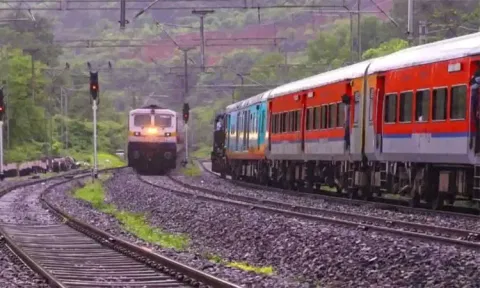 ரெயில்வே திட்டங்களுக்கு ரூ.2.40 லட்சம் கோடி ஒதுக்கீடு - 2013-2014 ஆண்டுடன் ஒப்பிடுகையில் 9 மடங்கு அதிகம்