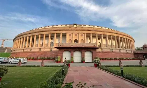 எதிர்கட்சிகளின் அமளி காரணமாக, நாடாளுமன்ற இரு அவைகளும் ஒத்திவைக்கப்பட்டது