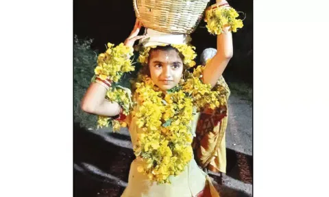 மழை பெய்து விவசாயம் செழிக்க வேண்டி சிறுமியை நிலா பெண்ணாக பாவித்து கிராம மக்கள் வினோத வழிபாடு
