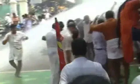 கேரள பட்ஜெட்டில் உயர்த்தப்பட்ட வரியை திரும்ப பெற வலியுறுத்தி பாஜக, காங்கிரஸ் போராட்டம்
