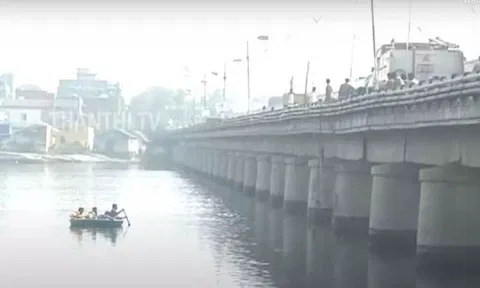 பைக்கில் வந்து காவிரி ஆற்றில் விழுந்த இளைஞரால் பரபரப்பு