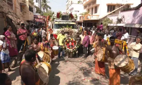 நடிகர் மயில்சாமியின் இறுதி ஊர்வலம் தொடங்கியது - வழிநெடுக மக்கள் கண்ணீர் அஞ்சலி..!