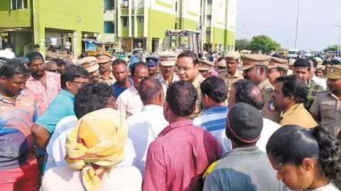 பட்டினப்பாக்கம் லூப் சாலையில் உள்ள மீன் கடைகளை அகற்ற எதிர்ப்பு - மீனவர்கள் சாலை மறியலால் போக்குவரத்து பாதிப்பு