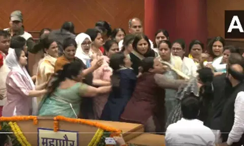 டெல்லி மாநகராட்சி கூட்டத்தில் அமளி; ஆம் ஆத்மி, பா.ஜ.க. பெண் கவுன்சிலர்கள் கடும் மோதல்