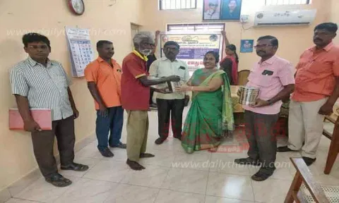 தூய்மை பணியாளர்களுக்கு பாராட்டு