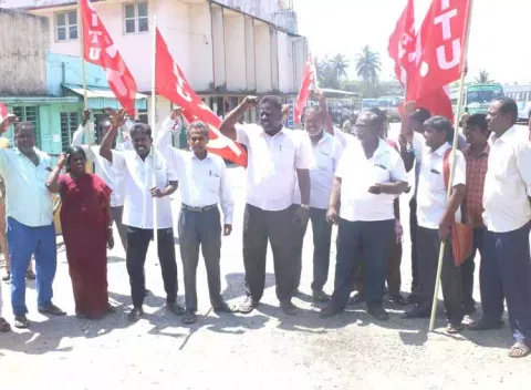 கடலூர் அரசு பணிமனை முன்பு சிஐடியு தொழிற்சங்கத்தினர் ஆர்ப்பாட்டம்