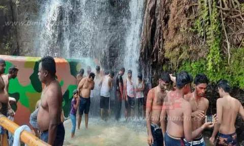பாபநாசம் அகஸ்தியர் அருவியில் சுற்றுலா பயணிகள் உற்சாக குளியல்