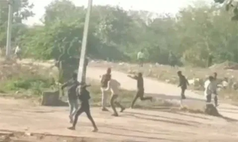 வண்ணப்பொடிகளுக்கு பதிலாக கற்களை வீசி ஹோலி கொண்டாடிய வடமாநிலத்தவர்: 30க்கும் மேற்பட்டோர் காயம்!