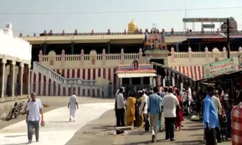 திருத்தணி முருகன் கோவிலில் நடைபாதையை கடைக்காரர்கள் ஆக்கிரமிப்பு - துணை ஆணையர் நடிவடிக்கை