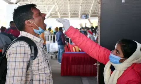 கொரோனா பரவலுக்கு ஏற்ற வானிலை; முன்னெச்சரிக்கையுடன் இருக்க மருத்துவர்கள் அறிவுறுத்தல்