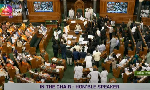 பட்ஜெட் கூட்டத்தொடரில் எதிர்க்கட்சிகள் அமளி; மக்களவை காலவரையின்றி ஒத்திவைப்பு