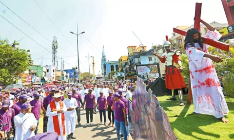 இயேசு சிலுவையில் அறையப்பட்டதை நினைவுகூரும் விதமாக தேவாலயங்களில் சிலுவைப்பாதை பவனி