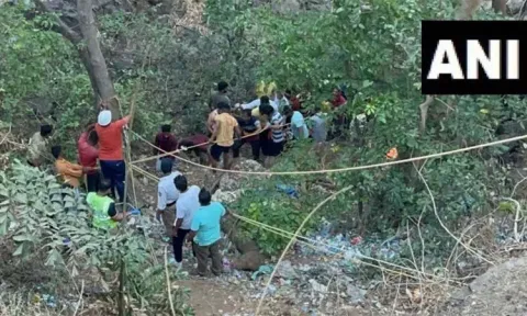 பள்ளத்தாக்கில் பஸ் கவிழ்ந்து விபத்து- 13 பேர் உயிரிழப்பு