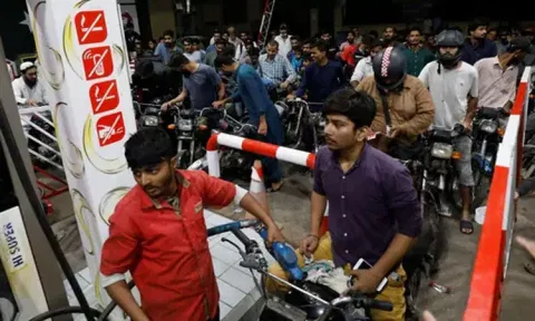 பாகிஸ்தானில் பெட்ரோல் விலை மீண்டும் அதிகரிப்பு- மக்கள் பரிதவிப்பு