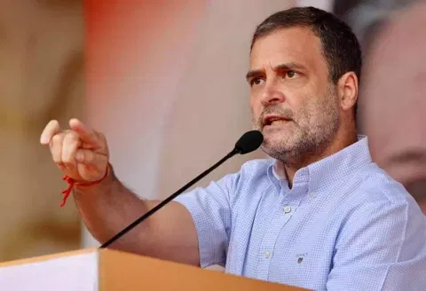 டெல்லியில் உள்ள அரசு பங்களாவை ராகுல் காந்தி இன்று காலி செய்ய உள்ளதாக தகவல்
