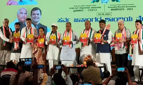 கர்நாடக சட்டசபை தேர்தல்: பஜ்ரங் தளம், பாப்புலர் பிரண்ட்டை தடை செய்வோம்... காங்கிரசின் தேர்தல் அறிக்கை வெளியீடு