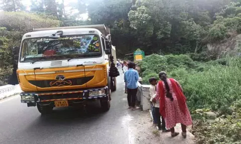 செல்பி மோகத்தால் ஊட்டி-மேட்டுப்பாளையம் சாலையில் விபத்தில் சிக்கும் சுற்றுலா பயணிகள்-உரிய நடவடிக்கை எடுக்க சமூக ஆர்வலர்கள் வலியுறுத்தல்