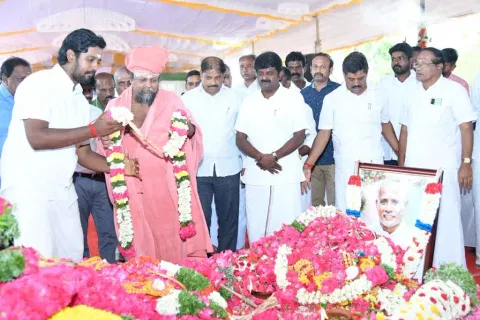 குன்றக்குடி பொன்னம்பல அடிகளார் மாலை அணிவித்து மரியாதை