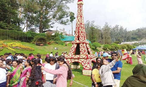ஊட்டியில் ரோஜா கண்காட்சி தொடங்கியது