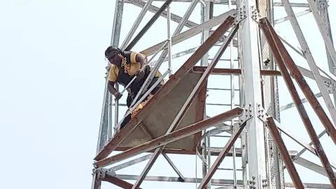 கரூரில் செல்போன் கோபுரம் மீது ஏறி பெண் போராட்டம்