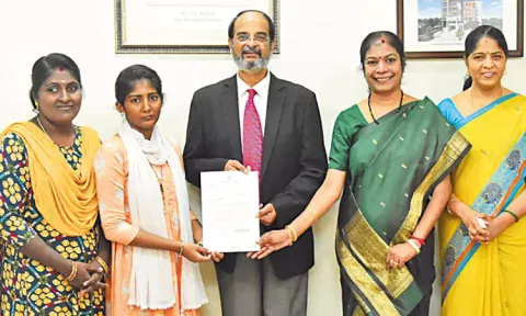 பிளஸ்-2 தேர்வில் மாநகராட்சி பள்ளி அளவில் முதல் இடம் பிடித்த மாணவி காயத்ரி, எத்திராஜ் கல்லூரியில் சேர்ந்தார்