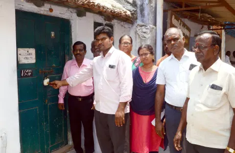 ஈரோட்டில், வாடகை செலுத்தாததால் ஜவுளி குடோன் பூட்டி 'சீல்' வைப்பு- இந்து அறநிலையத்துறை அதிகாரிகள் நடவடிக்கை