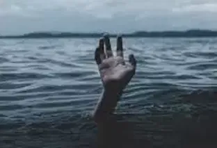 குட்டையில் தவறி விழுந்து தொழிலாளி பலி