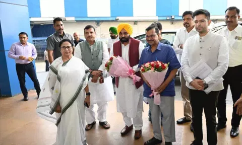 அதிகாரிகள் இடமாற்ற விவகாரம்; மேற்கு வங்காள முதல்-மந்திரியுடன் கெஜ்ரிவால் நேரில் சந்திப்பு