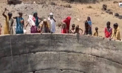 கிணற்றில் கயிறு கட்டி இறங்கி சொட்டு சொட்டாக தண்ணீர் எடுக்கும் பெண்கள்.. கலங்க வைக்கும் வீடியோ.!