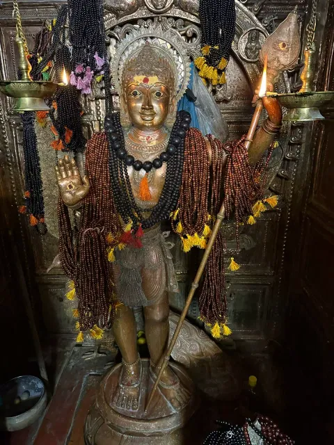 பாதாள செம்பு முருகன் கோவிலில் கருங்காலி மாலைகள் சாத்தி பக்தர்கள் வழிபாடு