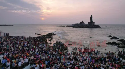 கன்னியாகுமரியில் சுற்றுலா பயணிகள் குவிந்தனர்