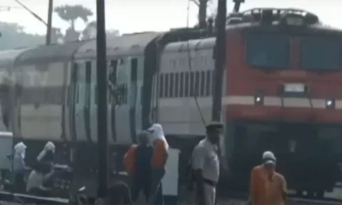 கோரமண்டல் விரைவு ரெயில் இயக்கம் மீண்டும் தொடங்கியது