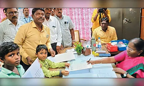 கொரட்டூர் ஏரியில் கழிவுநீர் கலப்பதை தடுக்க கோரி மனு கொடுத்த சிறுவர்கள் - கலெக்டர் முன்னிலையில் நடைபெற்ற நிகழ்ச்சியில் பரபரப்பு