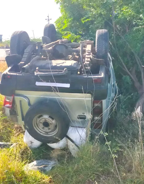 தூத்துக்குடி அருகேரேஷன் அரிசி கடத்திய கார் கவிழ்ந்தது