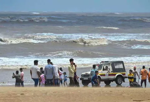 'பிபர்ஜாய்' புயல் முன்னெச்சரிக்கை- கடற்கரைகளில் கூடுதல் தேசிய பேரிடர் மீட்புபடையினர் நிறுத்திவைப்பு