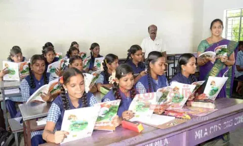 தமிழகம் முழுவதும் பள்ளிகள் திறப்பு - உற்சாகத்துடன் பள்ளிக்கு வந்த மாணவர்கள்