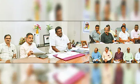 போக்குவரத்துக் கழகங்களில் பணிபுரியும் தொழிலாளர்களின் குறைகளை கேட்டறிந்து நிவர்த்தி செய்ய வேண்டும் - அதிகாரிகளுக்கு அமைச்சர் சிவசங்கர் உத்தரவு