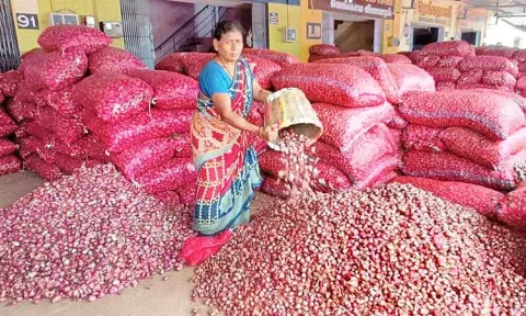 வரத்து குறைந்ததால் சின்ன வெங்காயம் விலை உயர்வு