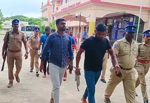 வேலூர் கோர்ட்டில் 8 பேர் சரண்