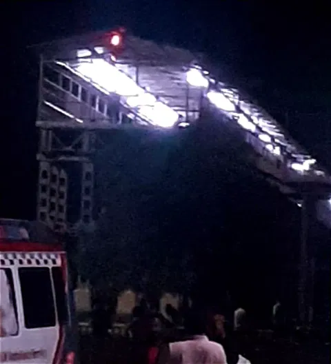 ரெயில் நிலைய மேம்பால நடைமேடை கூரையில் தீ