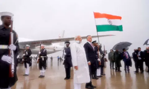 கொட்டும் மழையில் ராணுவ தளத்தில் அணிவகுப்பை ஏற்று கொண்ட பிரதமர் மோடி; வீடியோ வெளியீடு