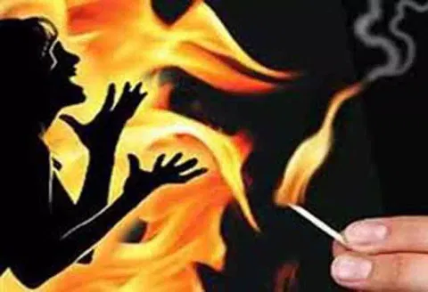 தேனி கலெக்டர் அலுவலகத்தில் தனியார் நிறுவன ஊழியர் தீக்குளிக்க முயற்சி : கந்து வட்டி கொடுமை என புகார்