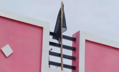 சாய ஆலை அமைக்க எதிர்ப்பு தெரிவித்து வீடுகளில் கருப்புக்கொடி ஏற்றி போராட்டம்