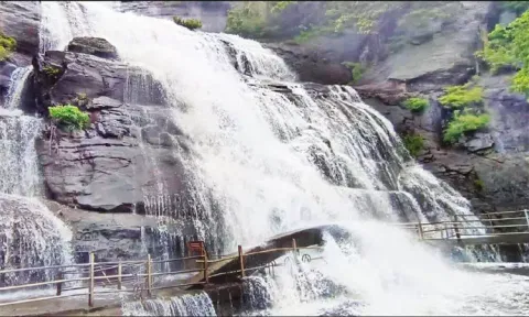 குற்றால அருவிகளில் மீண்டும் வெள்ளப்பெருக்கு: சுற்றுலா பயணிகளுக்கு 2வது நாளாக தடை நீட்டிப்பு..!