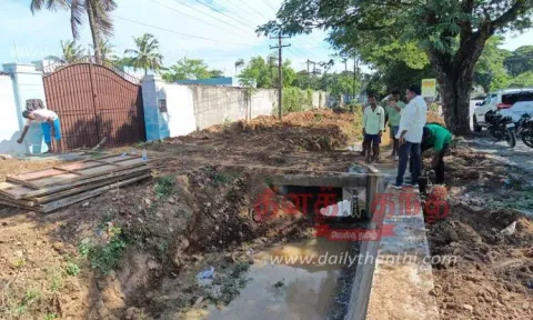 சாலையோரத்தில் தடுப்புச்சுவர் கட்டும் பணி