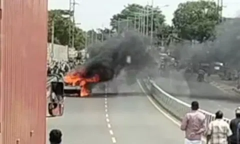 கோவையில் நடுரோட்டில் தீப்பிடித்து எரிந்த கார் பரபரப்பு...!
