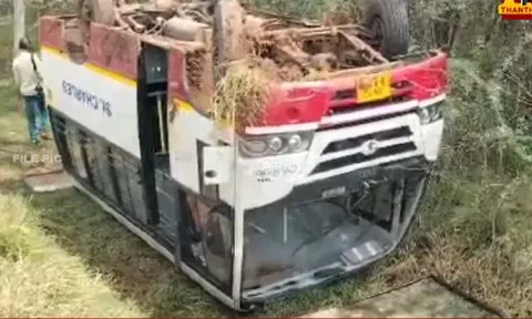சிவகங்கையில் தனியார் பள்ளி பேருந்து கவிழ்ந்து விபத்து - 7 ஆம் வகுப்பு மாணவன் பலி