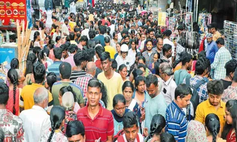 ஆடி தள்ளுபடி விற்பனை பொருட்கள் வாங்க குவிந்த பொதுமக்கள்