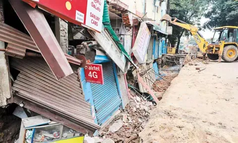 சிந்தாதிரிப்பேட்டையில் மழைநீர் வடிகால் பணியின்போது 3 கடைகள் இடிந்து விழுந்தன