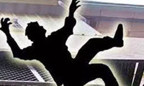 குடிபோதையில் மாடியில் இருந்து தவறி விழுந்த வாலிபர் பலி